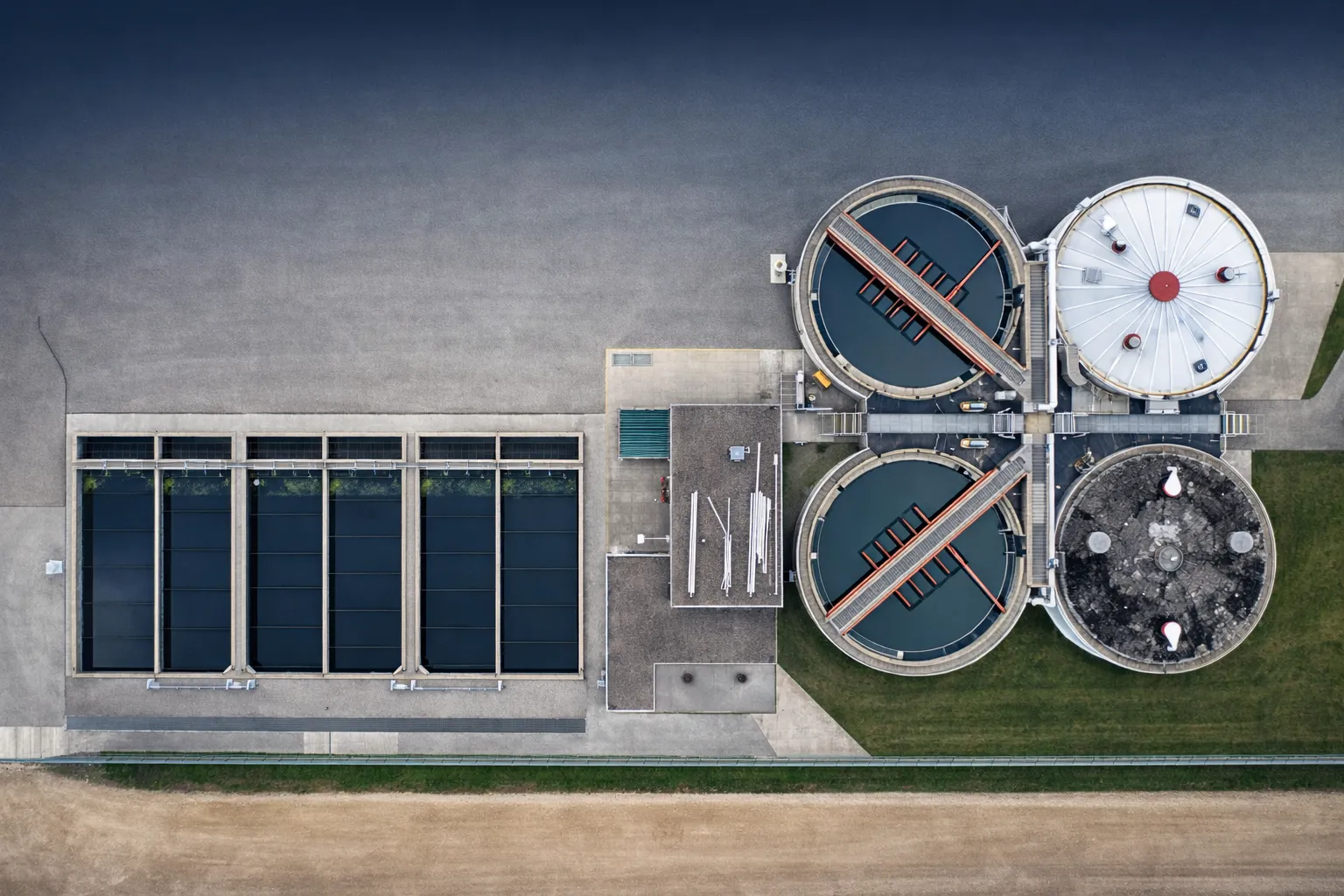 Vista aérea de una planta de tratamiento de aguas residuales